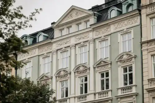 Sekelskiftesfastighet i Stockholm, typisk BRF-miljö för stamrenovering